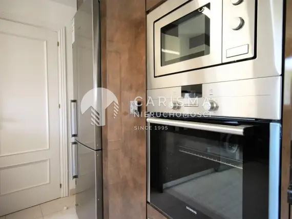 (21) Dwupoziomowy penthouse w pierwszej linii pola golfowego