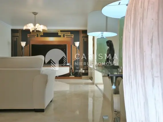 (13) Dwupoziomowy penthouse w pierwszej linii pola golfowego