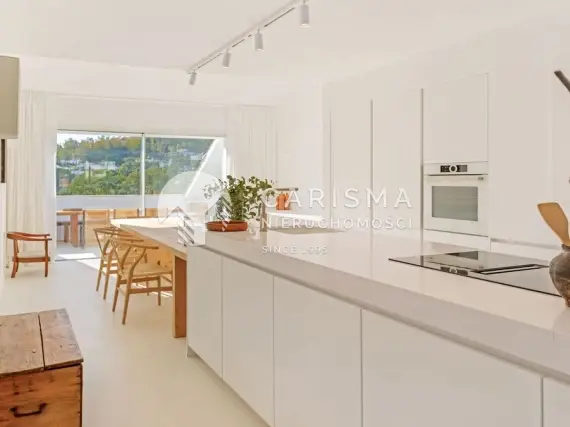 (6) Nowoczesny penthouse w pierwszej linii pola golfowego