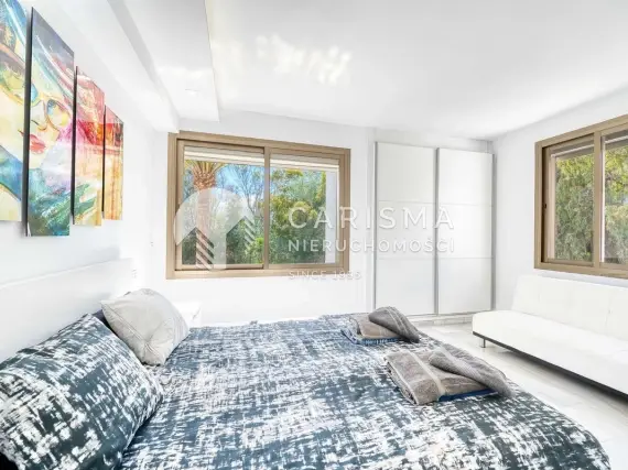 (11) Dwupoziomowy penthouse z widokiem na morze 80 metrów od plaży