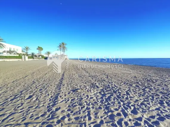 (17) Dwupoziomowy penthouse z widokiem na morze 80 metrów od plaży