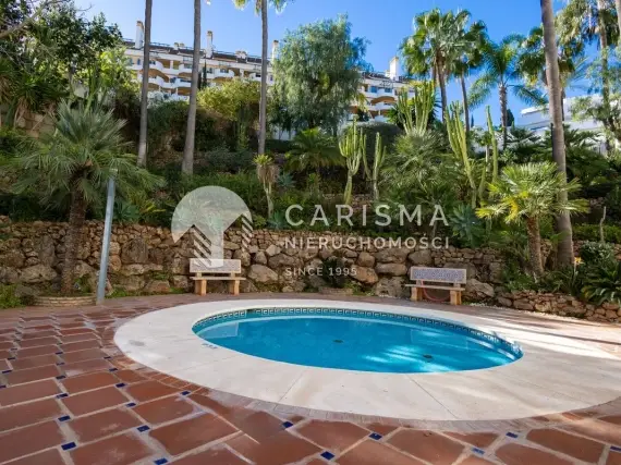 (16) Niedawno odnowiony apartament w kameralnym kompleksie w stylu andaluzyjskim
