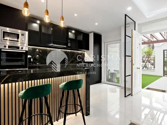 Niedawno odnowiony dwupoziomowy apartament w kameralnej urbanizacji 1