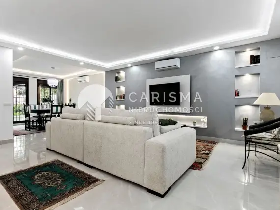 (8) Niedawno odnowiony dwupoziomowy apartament w kameralnej urbanizacji