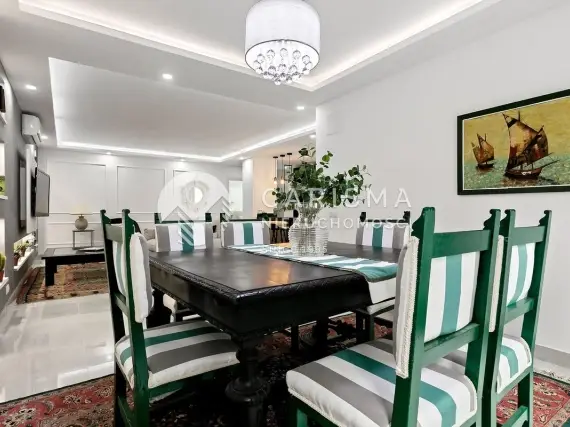(9) Niedawno odnowiony dwupoziomowy apartament w kameralnej urbanizacji