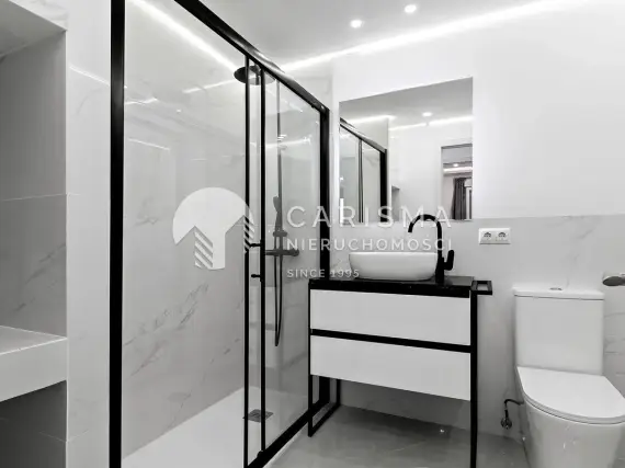 (11) Niedawno odnowiony dwupoziomowy apartament w kameralnej urbanizacji