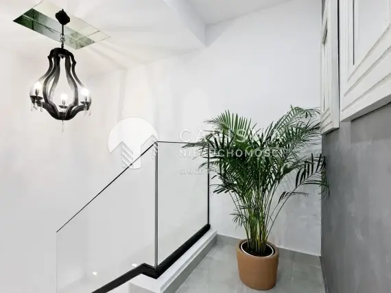 (12) Niedawno odnowiony dwupoziomowy apartament w kameralnej urbanizacji