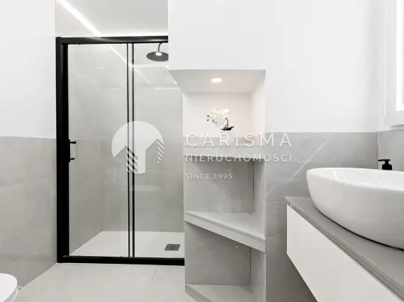 (16) Niedawno odnowiony dwupoziomowy apartament w kameralnej urbanizacji