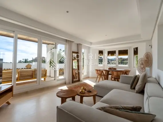 (4) Dwupoziomowy penthouse w pobliżu pól golfowych, otoczony naturą