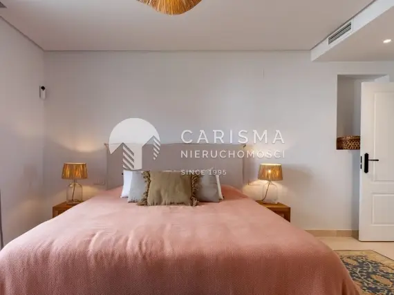 (13) Dwupoziomowy penthouse w pobliżu pól golfowych, otoczony naturą