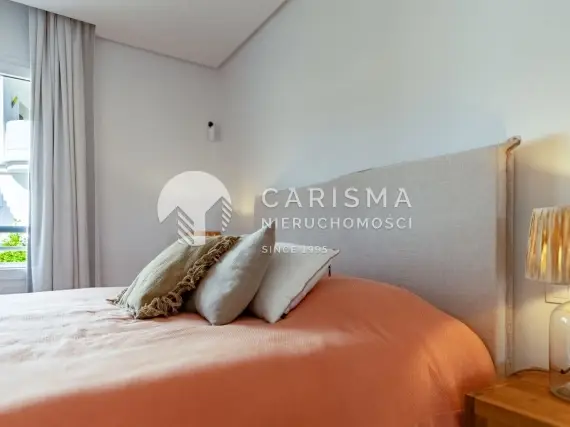 (14) Dwupoziomowy penthouse w pobliżu pól golfowych, otoczony naturą