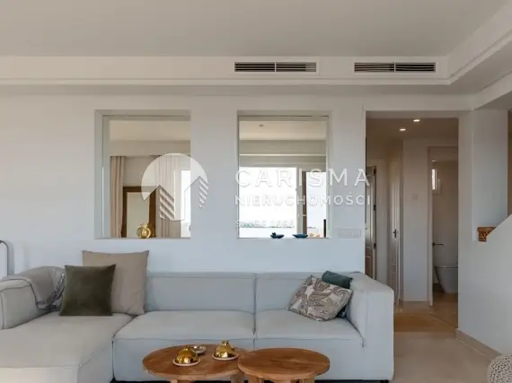 (9) Dwupoziomowy penthouse w pobliżu pól golfowych, otoczony naturą