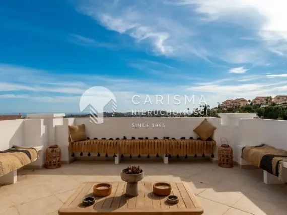 (22) Dwupoziomowy penthouse w pobliżu pól golfowych, otoczony naturą