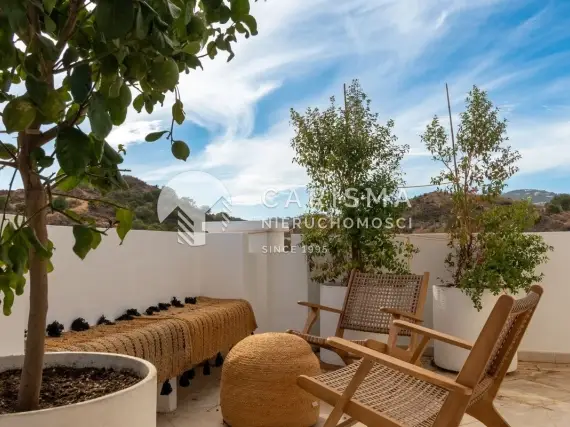 (23) Dwupoziomowy penthouse w pobliżu pól golfowych, otoczony naturą