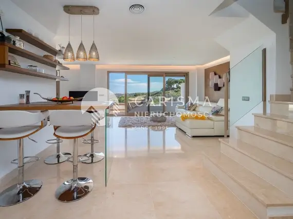 (13) Dwupoziomowy penthouse w pierwszej linii pól golfowych