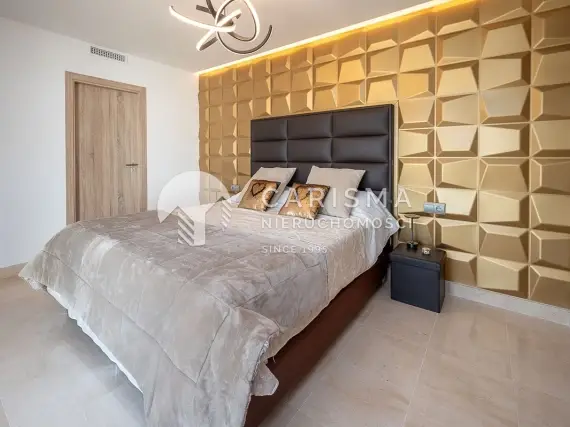 (19) Dwupoziomowy penthouse w pierwszej linii pól golfowych