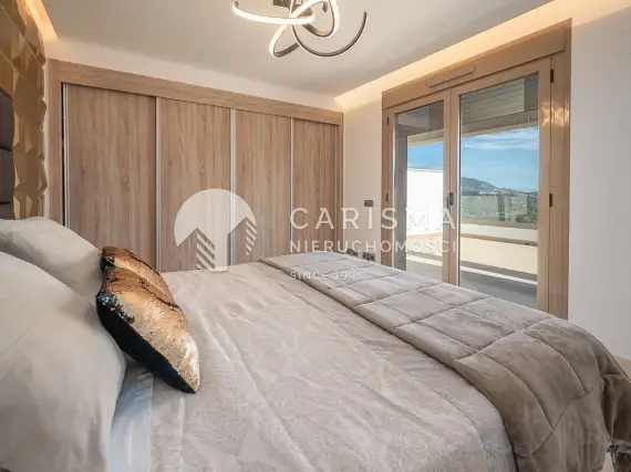 (18) Dwupoziomowy penthouse w pierwszej linii pól golfowych