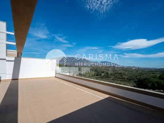 (26) Dwupoziomowy penthouse w pierwszej linii pól golfowych