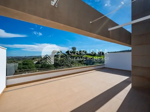 (27) Dwupoziomowy penthouse w pierwszej linii pól golfowych
