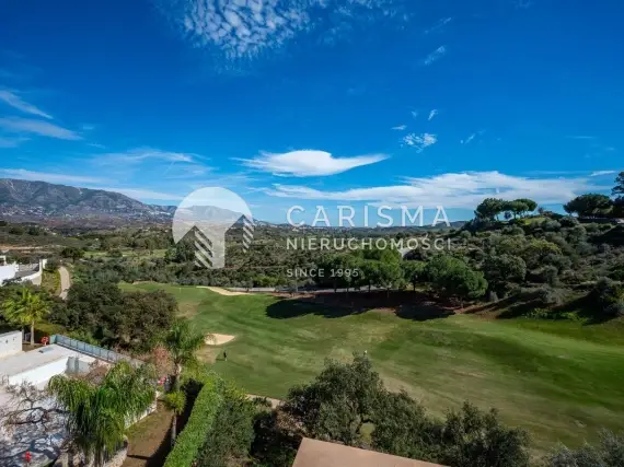 (2) Dwupoziomowy penthouse w pierwszej linii pól golfowych