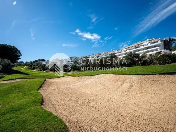 (28) Dwupoziomowy penthouse w pierwszej linii pól golfowych