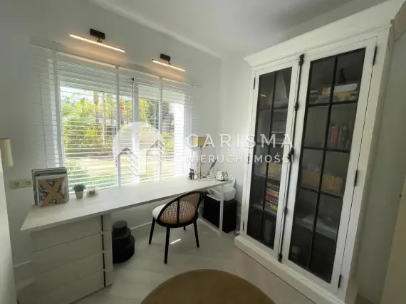 (15) Zmodernizowany apartament w kompleksie nad piaszczystą laguną