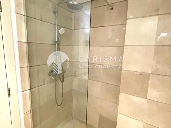(16) Zmodernizowany apartament w kompleksie nad piaszczystą laguną