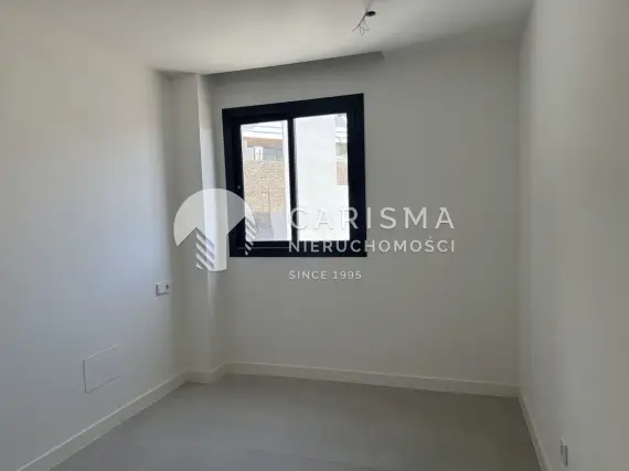 (8) Apartament w nowoczesnym budownictwie z widokiem na morze