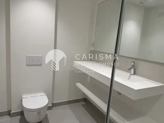 (10) Apartament w nowoczesnym budownictwie z widokiem na morze