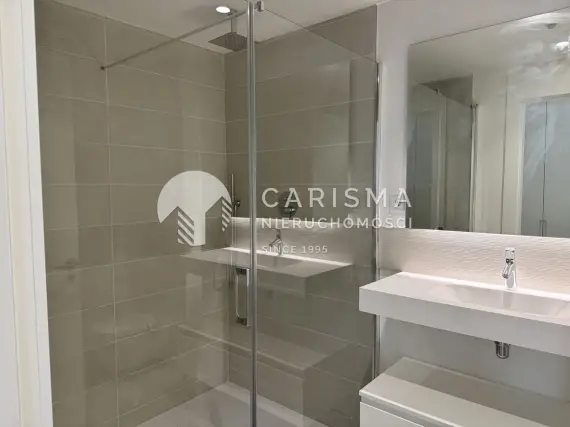 (13) Apartament w nowoczesnym budownictwie z widokiem na morze