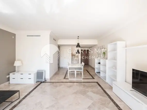 (14) Dwupoziomowy penthouse w otoczeniu pól golfowych