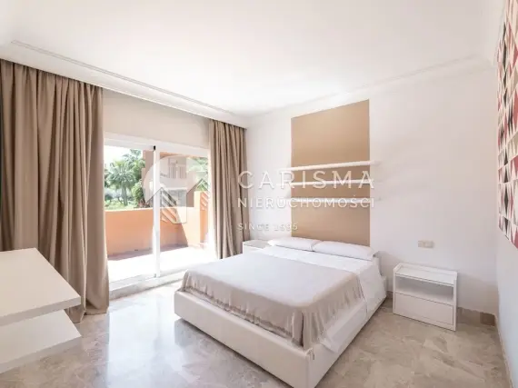 (18) Dwupoziomowy penthouse w otoczeniu pól golfowych