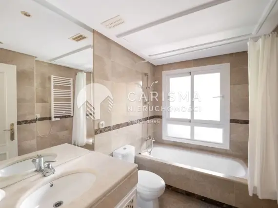 (24) Dwupoziomowy penthouse w otoczeniu pól golfowych