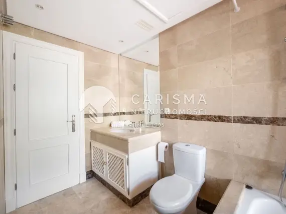 (25) Dwupoziomowy penthouse w otoczeniu pól golfowych
