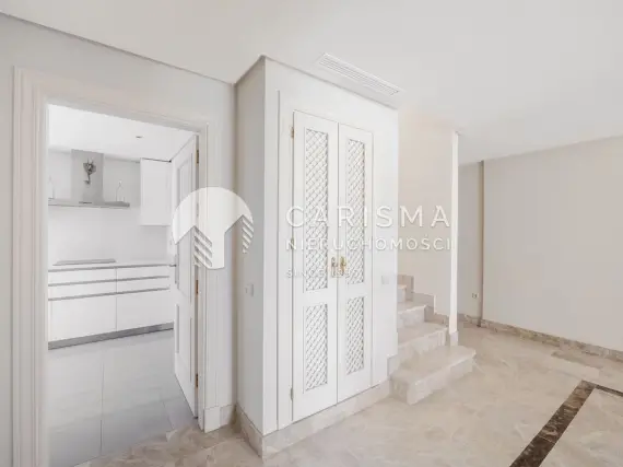 (23) Dwupoziomowy penthouse w otoczeniu pól golfowych
