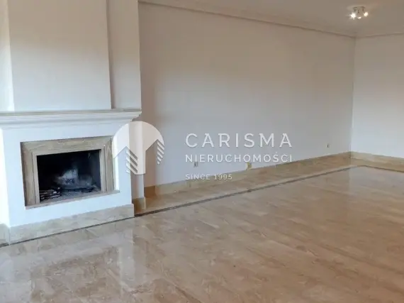 (6) Dwupoziomowy penthouse w uroczym kompleksie  800 metrów od plaży