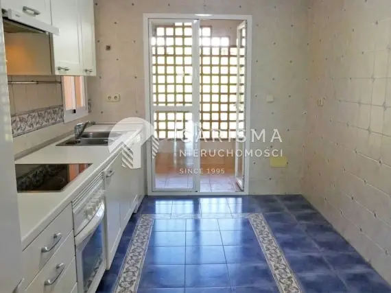 (7) Dwupoziomowy penthouse w uroczym kompleksie  800 metrów od plaży