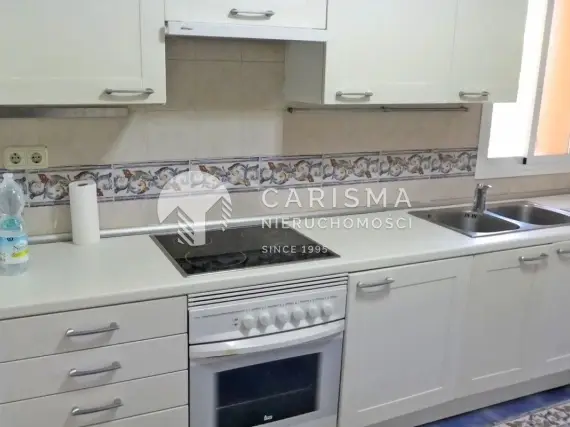 (8) Dwupoziomowy penthouse w uroczym kompleksie  800 metrów od plaży