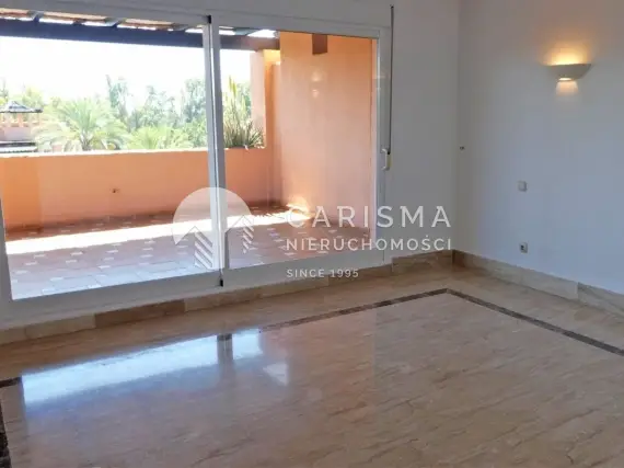 (9) Dwupoziomowy penthouse w uroczym kompleksie  800 metrów od plaży