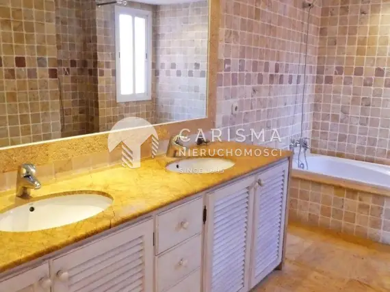 (10) Dwupoziomowy penthouse w uroczym kompleksie  800 metrów od plaży