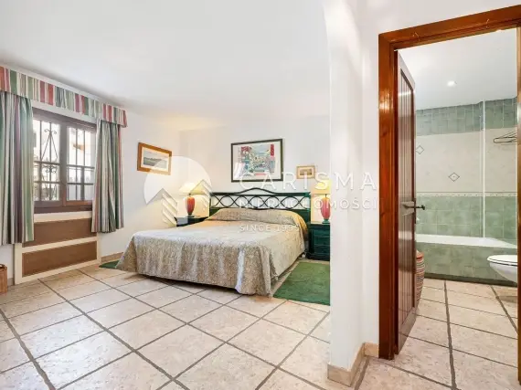 (15) Apartament w wyjątkowej lokalizacji z widokiem na port Capobino