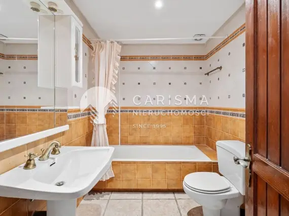 (19) Apartament w wyjątkowej lokalizacji z widokiem na port Capobino