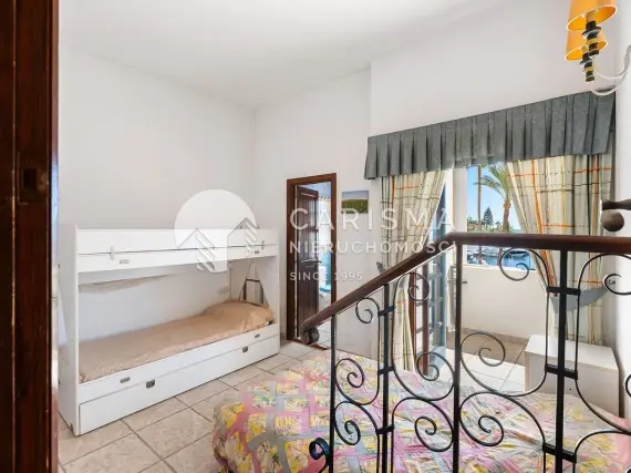(21) Apartament w wyjątkowej lokalizacji z widokiem na port Capobino