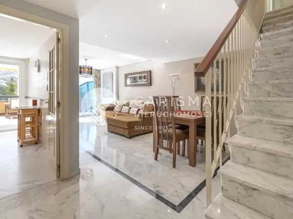 (11) Dwupoziomowy penthouse z widokiem na morze w prestiżowej dzielnicy Marbelli