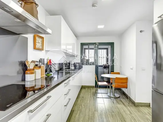 (8) Dwupoziomowy penthouse w pierwszej linii pola golfowego