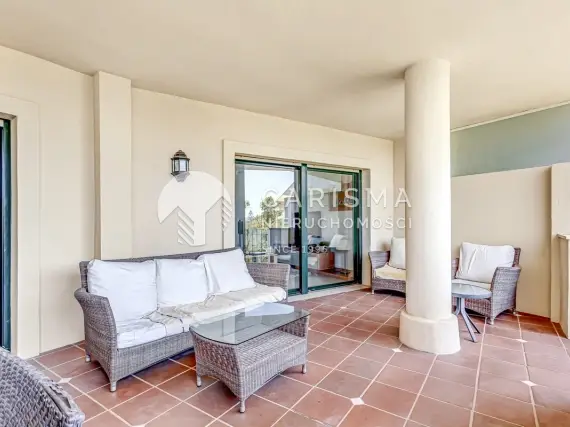 (4) Dwupoziomowy penthouse w pierwszej linii pola golfowego
