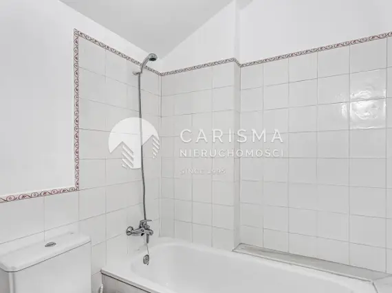 (12) Dwupoziomowy penthouse w pierwszej linii pola golfowego