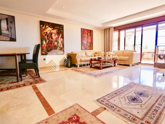 (9) Dwupoziomowy penthouse z pięknym widokiem na morze