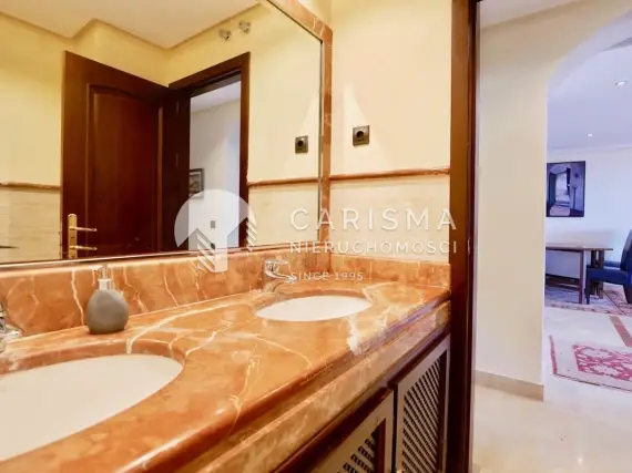 (23) Dwupoziomowy penthouse z pięknym widokiem na morze