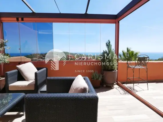 (6) Dwupoziomowy penthouse z pięknym widokiem na morze